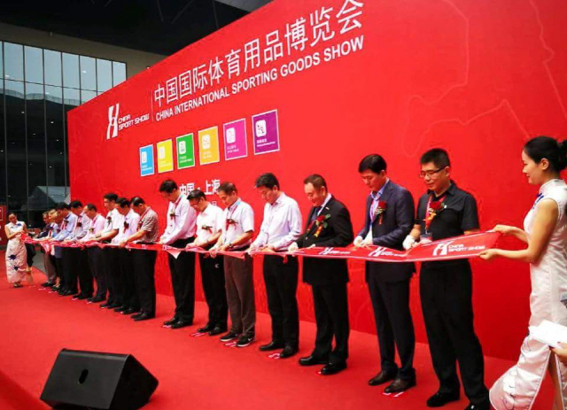 지난해 5월 23일 중국 상하이 홍차우국가컨벤션센터에서 열린 제35회 중국국제체육용품박람회 개막식에서 중국 스포츠산업 관계자들이 테이프커팅을 하고 있다. /사진제공=넥스나인