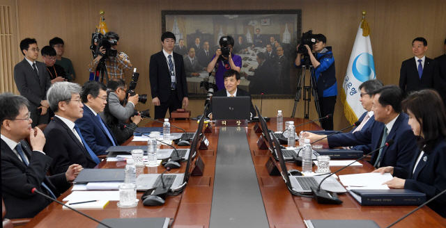 이주열(가운데) 한국은행 총재와 금융통화위원들이 24일 서울 태평로 한은 본점에서 5월 금융통화위원회를 열고 있다.  /권욱 기자