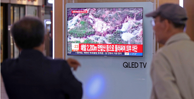 북한이 함경북도 길주군 풍계리 핵실험장을 갱도 폭파 방식으로 폐기한 24일 오후 서울역에서 시민들이 관련 뉴스를 지켜보고 있다./연합뉴스