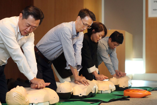 이갑수(왼쪽 두번째) 이마트 대표 등 임원들이 25일 서울 이마트 본사 대회의실에서 심폐소생술 교육을 받고 있다. 이 행사는 임원부터 응급 상황에 대처하는 능력을 키우기 위해 마련됐다./사진제공=이마트