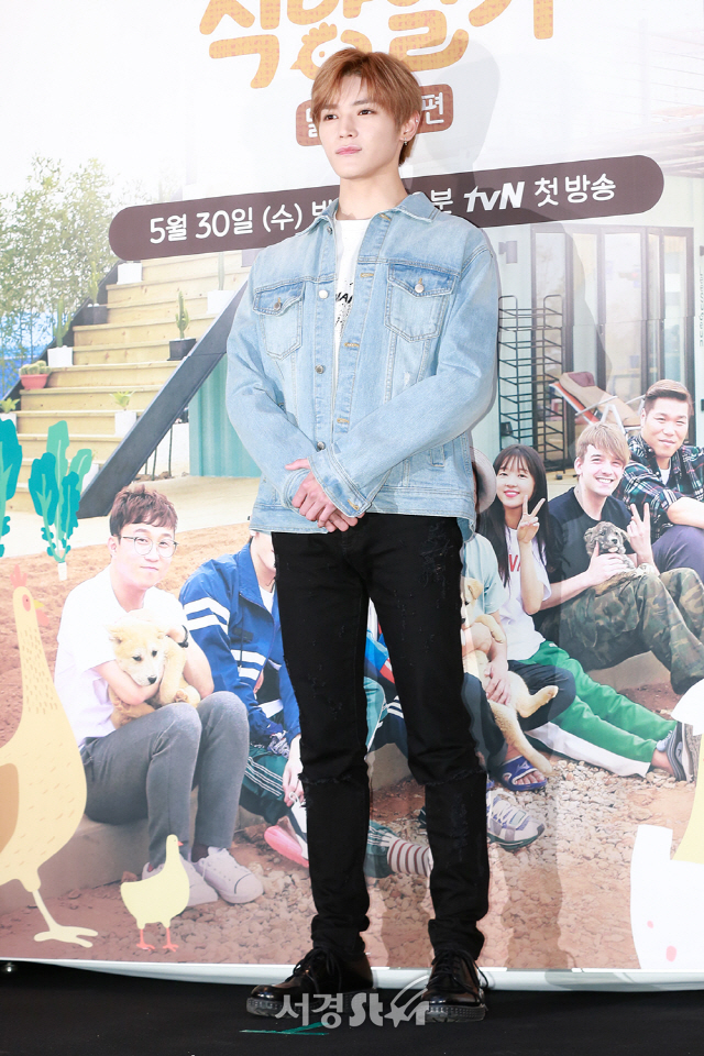 NCT 태용이 25일 오전 서울 마포구 상암 CJ E&M 센터 탤런트 스튜디오에서 열린 tvN 예능 프로그램 ‘식량일기 닭볶음탕편’ 제작발표회에 참석해 포토타임을 갖고 있다.
