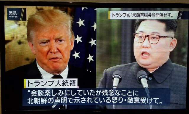 NHK가 24일 밤 뉴스 프로그램에서 도널드 트럼프 미국 대통령이 6·12 북미정상회담을 취소한다고 전격 발표한 소식을 전하고 있다. /연합뉴스