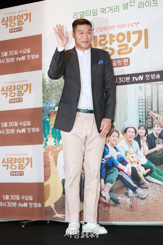 방송인 서장훈이 25일 오전 서울 마포구 상암 CJ E&M 센터 탤런트 스튜디오에서 열린 tvN 예능 프로그램 ‘식량일기 닭볶음탕편’ 제작발표회에 참석해 포토타임을 갖고 있다.
