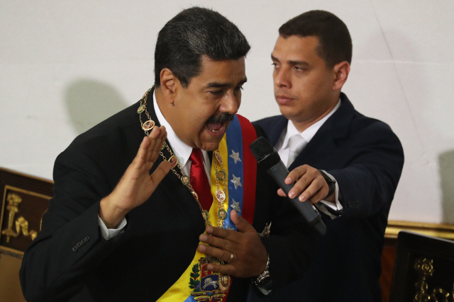 니콜라스 마두로 베네수엘라 대통령이 24일(현지시간) 제헌의회에서 열린 취임식에서 선서하고 있다. /카라카스=EPA연합뉴스