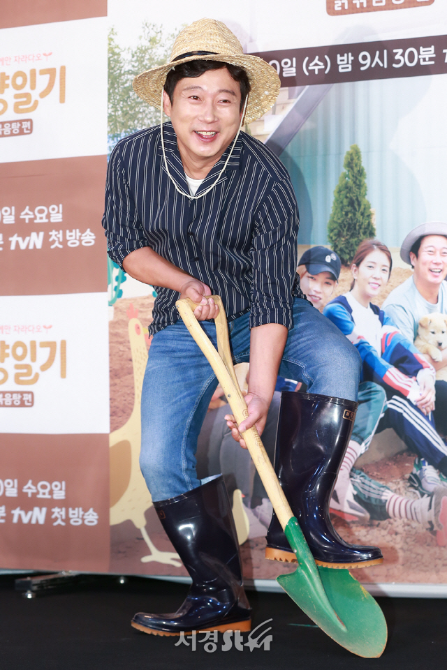 방송인 이수근이 25일 오전 서울 마포구 상암 CJ E&M 센터 탤런트 스튜디오에서 열린 tvN 예능 프로그램 ‘식량일기 닭볶음탕편’ 제작발표회에 참석해 포토타임을 갖고 있다.