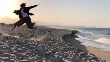 김선아 근황, 동해 바다에서 그림처럼 ‘점프’