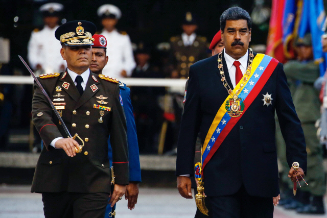24일(현지시간) 베네수엘라 수도 카라카스에 진행된 대통령 취임식에서 니콜라스 마두로(오른쪽) 대통령이 군대를 사열하다.  /EPA연합뉴스