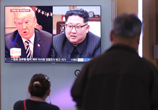미국 트럼프 대통령은 24일 공개 서한을 통해 북한 김정은 국무위원장에게 6월12일 예정됐던 북미 정상회담을 취소한다고 밝혔다. 사진은 이날 오후 서울역에서 북한 풍계리 핵실험장 폐쇄 관련 뉴스를 보는 시민들 모습./연합뉴스