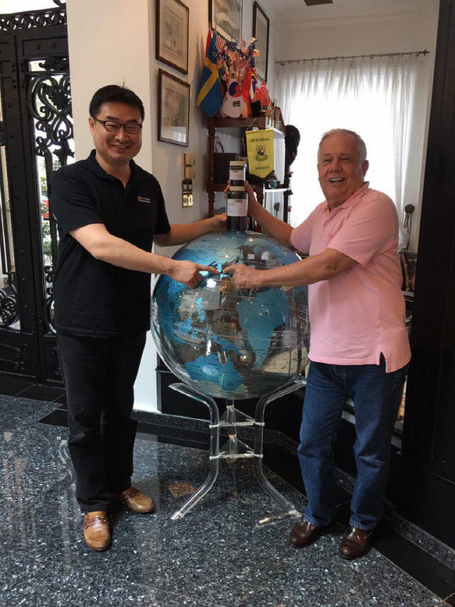 지난 2016년 싱가폴의 짐 로저스 회장 자택을 방문한 이정훈 대표(왼쪽). 그래핀 기술로 대한민국이 세계의 중심이 될 것이라는 의미에서 두 사람이 지구본에 있는 한반도를 함께 가리키고 있다. 투자의 귀재 짐 로저스는 스탠다드그래핀의 주주이자 투자고문이다.