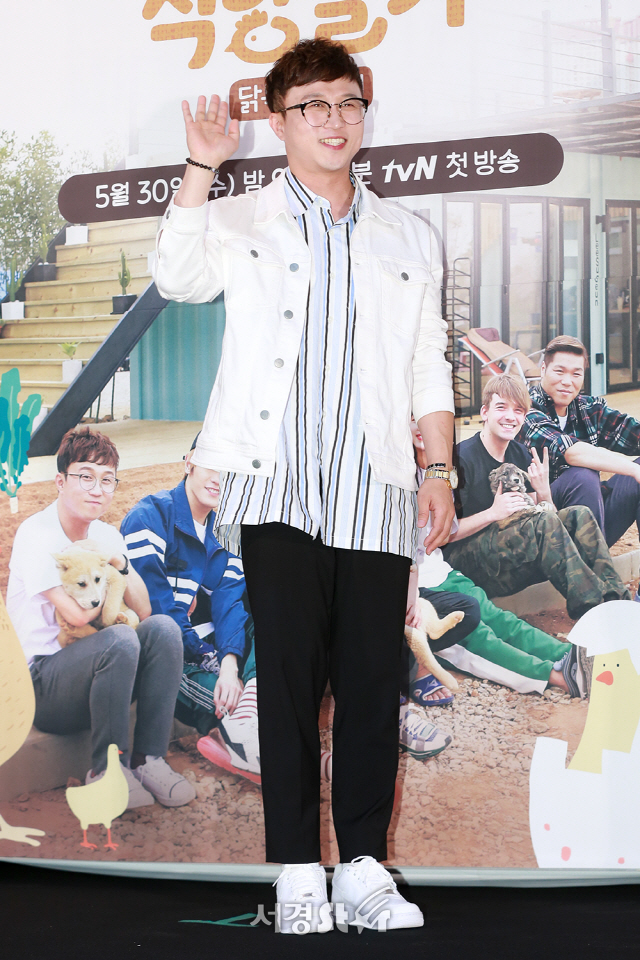코미디언 박성광이 25일 오전 서울 마포구 상암 CJ E&M 센터 탤런트 스튜디오에서 열린 tvN 예능 프로그램 ‘식량일기 닭볶음탕편’ 제작발표회에 참석해 포토타임을 갖고 있다.
