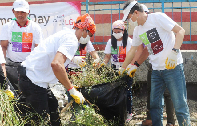 지난 24일 LG전자 필리핀법인 임직원들이 환경보호 활동을 벌이고 있다. 총 10개국에서 600여명의 LG전자 임직원이 공원·공장·학교 등을 찾아가 묘목 심기, 쓰레기 줍기, 벽화 그리기 등을 진행했다./사진제공=LG전자
