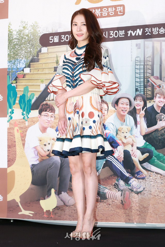 가수 보아가 25일 오전 서울 마포구 상암 CJ E&M 센터 탤런트 스튜디오에서 열린 tvN 예능 프로그램 ‘식량일기 닭볶음탕편’ 제작발표회에 참석해 포토타임을 갖고 있다./사진=조은정기자