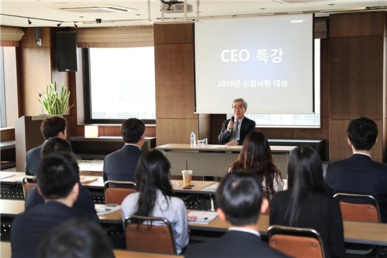 유창근 현대상선 사장이 24일 서울 연지동 본사 아산홀에서 올해 입사한 신입사원을 대상으로 특강을 진행하고 있다./사진제공=현대상선