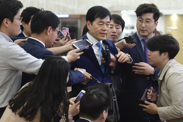 김태한 삼성바이오로직스 사장이 25일 정부서울청사 금융위원회에서 열린 분식회계 의혹 2차 감리위원회 참석에 앞서 기자들의 질문에 답하고 있다. 　 /송은석기자