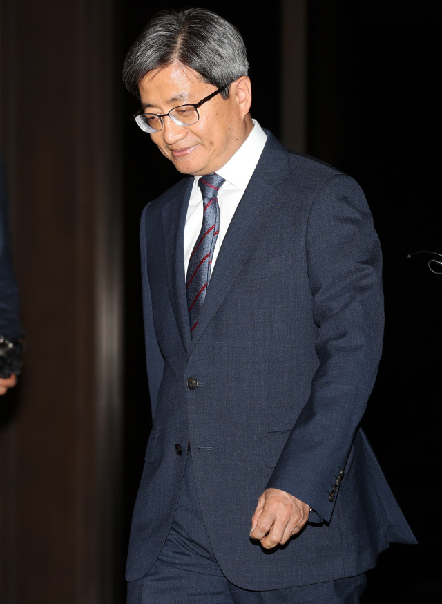 김명수 대법원장이 25일 서울 서초구 대법원에서 퇴근하고 있다. /연합뉴스
