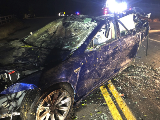 지난 20일(현지시간) 미국 캘리포니아주에서 운전자 사망사고를 낸 테슬라 ‘모델S’ 차량 모습. 미 교통당국은 사고 당시 이 차량이 자율주행 모드로 주행 중이었는지 확인하고 있다. /AP연합뉴스