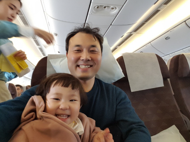 스위스로 가는 항공기에서 신나 있는 아빠와 딸