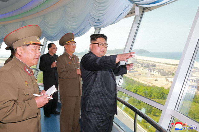 김정은 북한 국무위원장이 원산갈마해안관광지구건설현장을 시찰했다고 조선중앙통신이 26일 보도했다. /연합뉴스