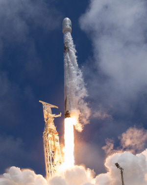 22일(현지시간) 미국 캘리포니아주 밴든버그 공군기지에서 스페이스X 팰컨 9 로켓이 발사되고 있다. 스페이스X 팰컨 /UPI연합뉴스