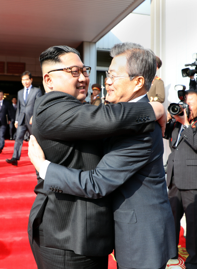 문재인 대통령과 북한 김정은 국무위원장이 26일 오후 판문점 북측 통일각에서 정상회담 마친 후 헤어지며 포옹하고 있다. /사진제공=청와대