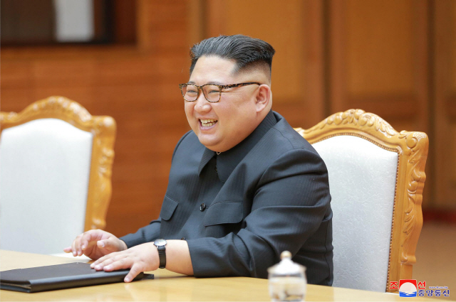 북한 김정은 국무위원장이 26일 오후 판문점 북측 통일각에서 열린 남북정상회담에서 활짝 웃고 있다.  /연합뉴스