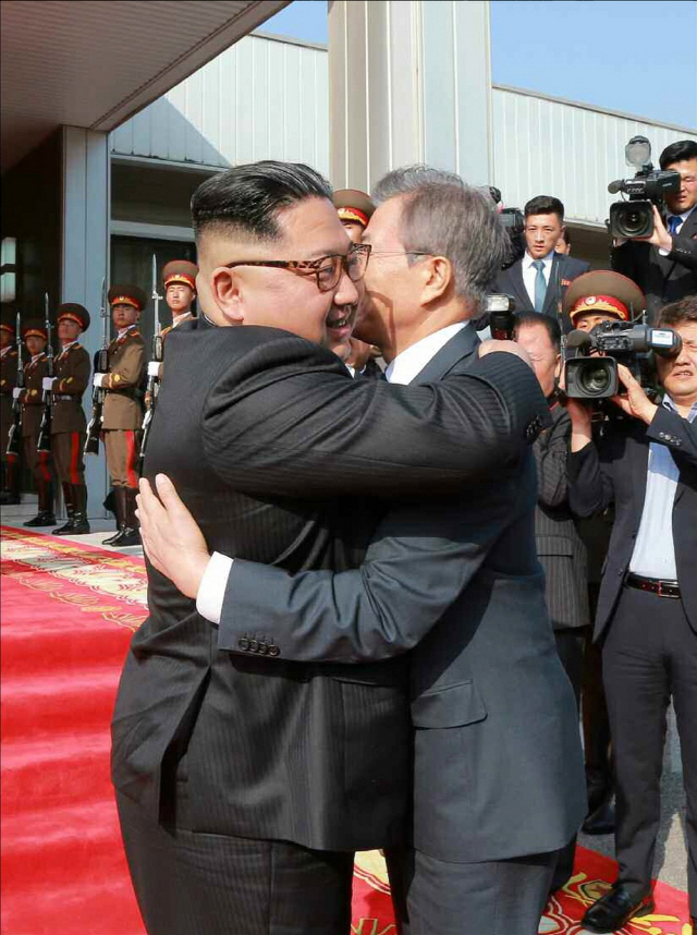 북한 노동신문은 문재인 대통령과 김정은 국무위원장이 26일 판문점 북측 통일각에서 또다시 남북정상회담을 개최했다고 27일 사진과 함께 대대적으로 보도했다. 사진은 두 정상이 작별에 앞서 포옹하는 모습./연합뉴스
