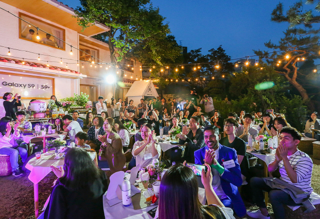 ‘갤럭시 팬과 함께 하는 S9 모두의 발견전’ 시상식 참석자들이 서울 서교동 갤럭시 팬 하우스에서 가든파티를 즐기고 있다. /사진제공=삼성전자
