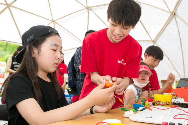 26일 서울 마포구 상암동 문화비축기지에서 열린 ‘2018 세계문화예술교육주간 행사’에서 홈플러스의 ‘디지털 꿈플러스 부스’에서 학생들이 자원봉사 활동을 하고 있다. /사진제공=홈플러스