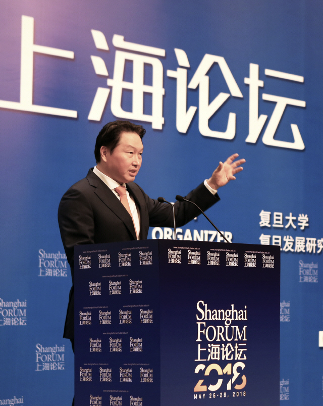 최태원 SK그룹 회장이 지난 26일 중국 상하이 국제컨벤션센터에서 열린 상하이포럼에서 축사를 하고 있다. /사진제공=SK그룹