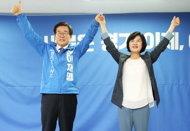 27일 오후 경기도 수원시 팔달구 마라톤빌딩에서 열린 이재명 더불어민주당 경기도지사 후보 선거사무소 개소식에서 추미애 대표(오른쪽)와 이재명 후보가 손을 맞잡고 높이 들고 있다. /연합뉴스