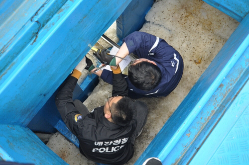 어획물 저장창고를 허가사항과 다르게 불법으로 건조한 일당이 경찰에 붙잡혔다./출처=연합뉴스