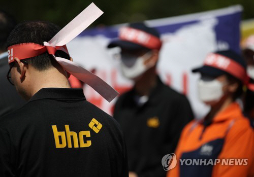 대형 치킨 프랜차이즈 bhc 점주들이 지난 23일 서울 국회 앞에서 전국 bhc 가맹점 협의회 설립 총회를 겸한 기자회견을 열고 본사에 식자재 납품 단가 인하와 원가 공개 등을 요구하고 있다./연합뉴스