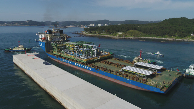 지난 25일 울산에 위치한 대우조선해양의 자회사 신한중공업에서 3조원 규모 육상 원유생산 플랜트 첫 모듈이 출항하고 있다. /사진제공=대우조선해양