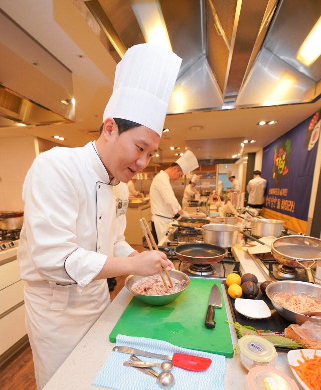 지난 25일 서울 성수동 신세계푸드 올반LAB에서 열린 ‘김밥의 달인을 찾아라’ 사내 공모전에 참가한 지원자가 자신만의 레시피로 김밥을 만들고 있다./사진제공=신세계푸드