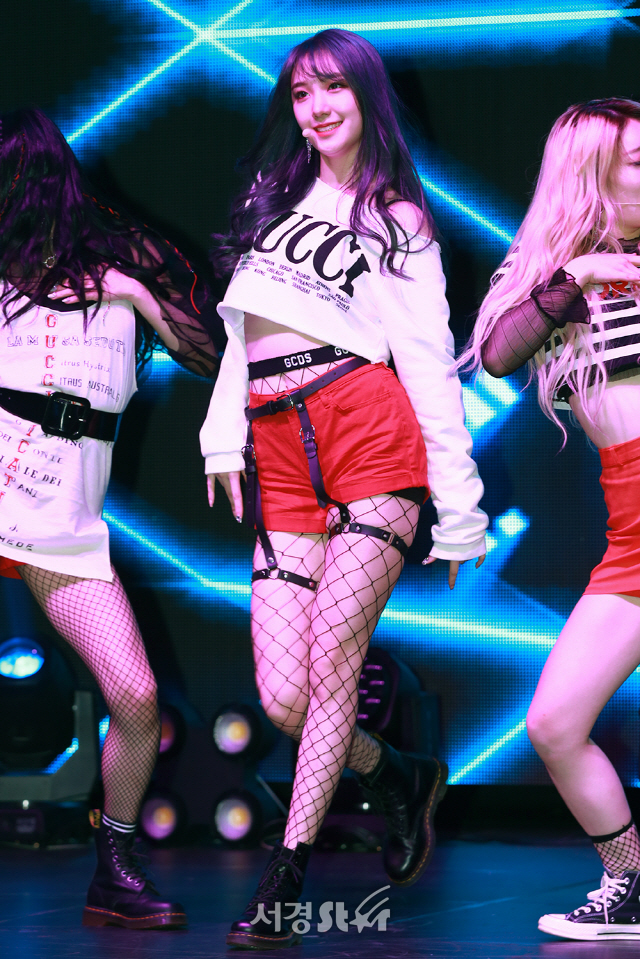 로아가 28일 오후 서울 송파구 올림픽공원 K-아트홀에서 열린 프리스틴V 신규 싱글 앨범 ‘라이크 어 브이(Like a V)’ 발매 기념 쇼케이스에 참석해 무대를 선보이고 있다.