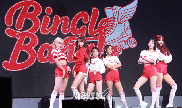 AOA가 28일 오후 서울 광진구 예스24 라이브홀에서 열린 AOA 의 다섯 번째 미니앨범 ‘빙글뱅글(BINGLE BANGLE)’ 발매 기념 쇼케이스에 참석해 무대를 선보이고 있다.