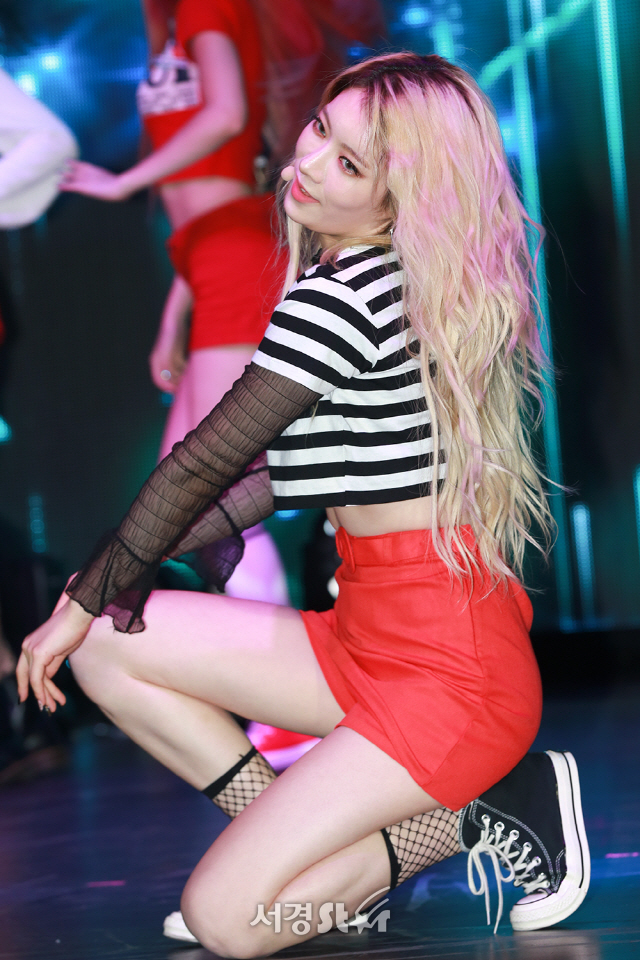 레나가 28일 오후 서울 송파구 올림픽공원 K-아트홀에서 열린 프리스틴V 신규 싱글 앨범 ‘라이크 어 브이(Like a V)’ 발매 기념 쇼케이스에 참석해 무대를 선보이고 있다.