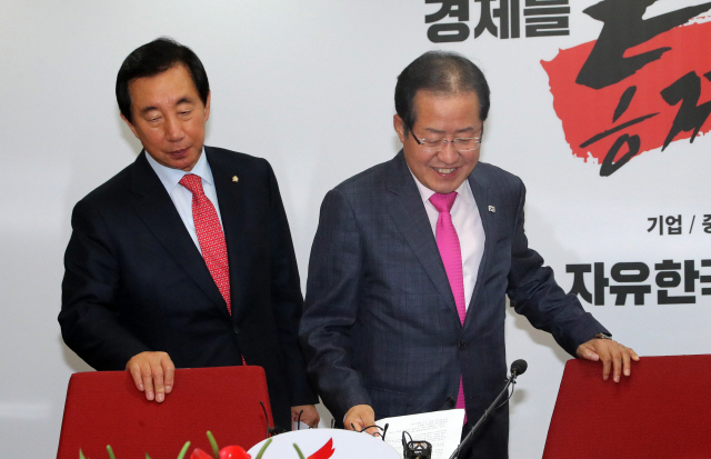 자유한국당 홍준표 대표와 김성태 원내대표가 지난 27일 오후 서울 여의도 당사에서 열린 기자간담회에 입장하고 있다. /연합뉴스