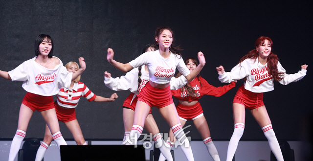 AOA가 28일 오후 서울 광진구 예스24 라이브홀에서 열린 AOA 의 다섯 번째 미니앨범 ‘빙글뱅글(BINGLE BANGLE)’ 발매 기념 쇼케이스에 참석해 무대를 선보이고 있다.