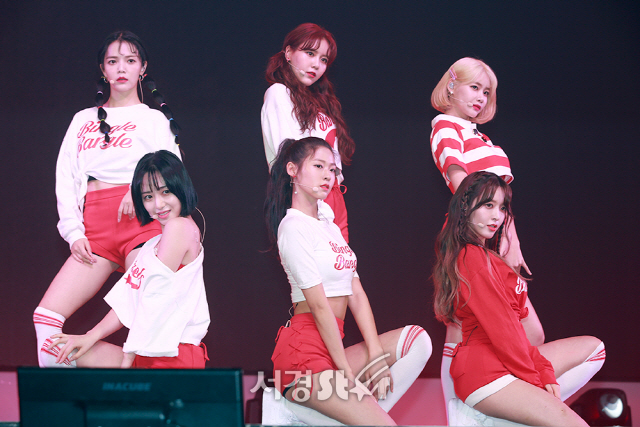 AOA가 28일 오후 서울 광진구 예스24 라이브홀에서 열린 AOA 의 다섯 번째 미니앨범 ‘빙글뱅글(BINGLE BANGLE)’ 발매 기념 쇼케이스에 참석해 무대를 선보이고 있다.