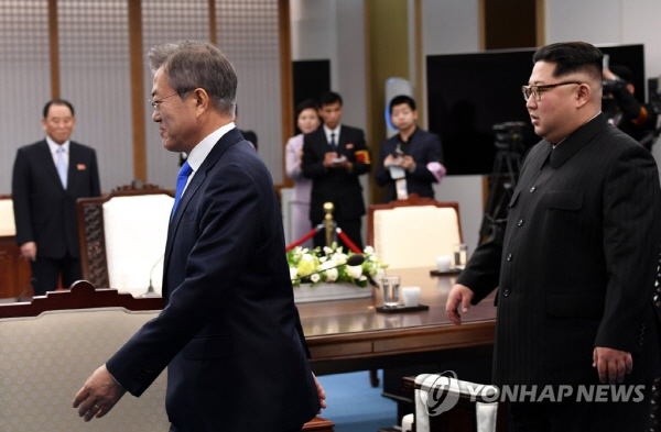 ‘남북 정상회담’ 비난한 홍준표에게 “역시 홍준표스러움 보여줘” VS “새로운 내용, 진전 전혀 없다”