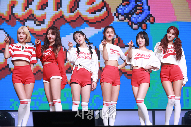 AOA가 28일 오후 서울 광진구 예스24 라이브홀에서 열린 AOA 의 다섯 번째 미니앨범 ‘빙글뱅글(BINGLE BANGLE)’ 발매 기념 쇼케이스에 참석해 포즈를 취하고 있다.