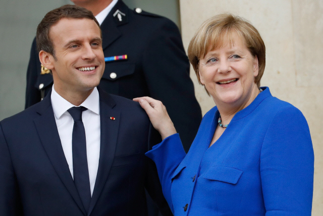 에마뉘엘 마크롱(왼쪽) 프랑스 대통령과 앙겔라 메르켈 독일 총리/AFP연합뉴스