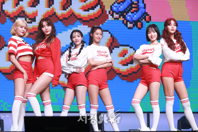 AOA가 28일 오후 서울 광진구 예스24 라이브홀에서 열린 AOA 의 다섯 번째 미니앨범 ‘빙글뱅글(BINGLE BANGLE)’ 발매 기념 쇼케이스에 참석해 포즈를 취하고 있다./사진=조은정 기자