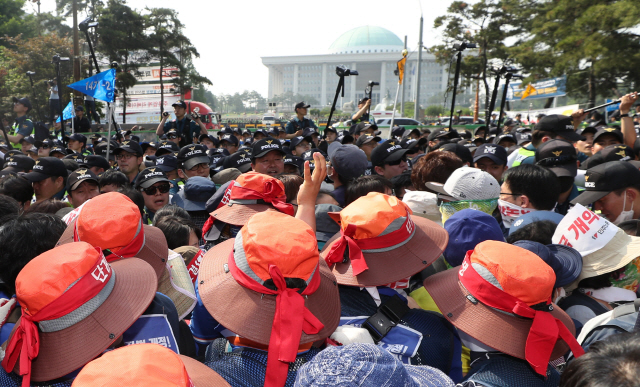 28일 서울 여의도 국회 앞에서 열린 ‘최저임금 개악저지 민주노총 수도권 총파업대회’에서 조합원들이 경찰과 충돌하고 있다. /연합뉴스