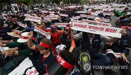 28일 서울 여의도 국회 앞에서 열린 ‘최저임금 개악저지 민주노총 수도권 총파업대회’에서 참가자들이 구호를 외치고 있다./연합뉴스