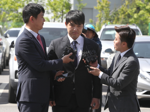 성폭행 의혹을 받는 넥센 히어로즈 박동원 선수가 28일 오전 인천 남동경찰서로 출두하며 기자들의 질문을 받고 있다. /연합뉴스