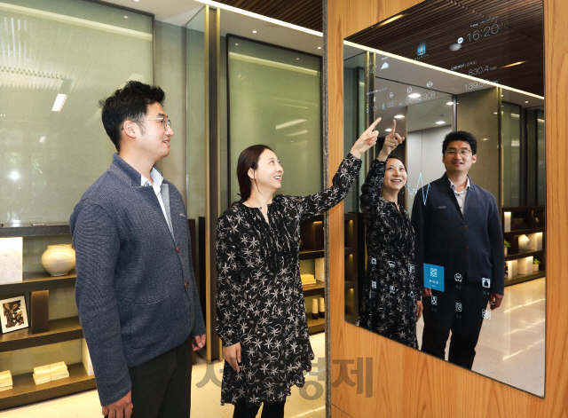 28일 서울 송파구 문정동 래미안갤러리에서 삼성물산 직원들이 IoT 제품을 시연하고 있다. / 사진제공=삼성물산