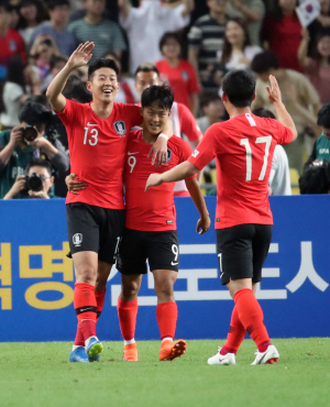 28일 대구스타디움에서 열린 축구국가대표팀 대한민국-온두라스 친선경기에서 후반전 한국의 손흥민이 선취골을 넣고 이승우, 김민우와 환호하고 있다./대구=연합뉴스