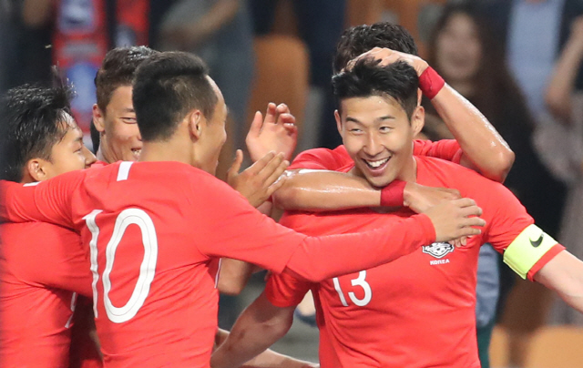 손흥민(오른쪽)이 28일 대구스타디움에서 열린 온두라스와의 월드컵 축구대표팀 평가전에서 선제 결승골을 터뜨린 뒤 문선민(10번), 이승우(왼쪽) 등 동료들의 축하를 받고 있다./대구=연합뉴스